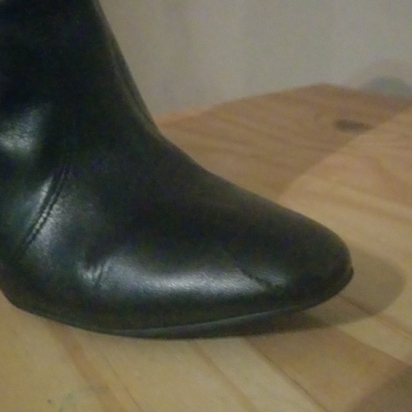 Gianni Bini size 10M Black Leather Boots - Picture 6 of 6